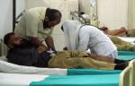 Ranny policjant w szpitalu w Lahore.